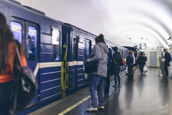 Folk på perrongen i tunnelbanan — Stockfoto