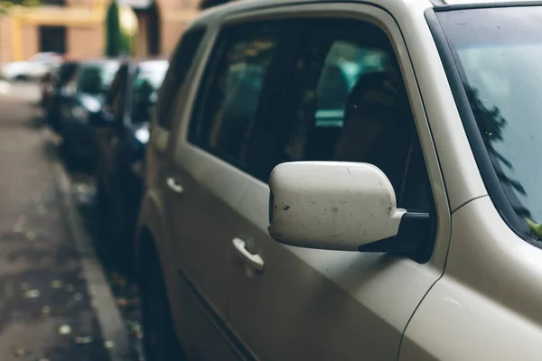 Geparkte Gebrauchtwagen stehen auf der Straße — Stockfoto