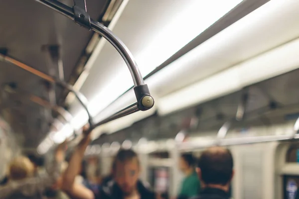 Personer i tunnelbanan — Stockfoto