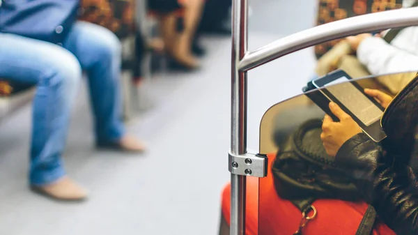 Personer i tunnelbanan — Stockfoto