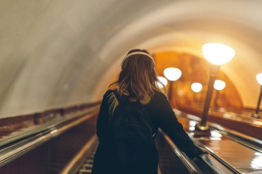 insanlar Avrupa'da metroda
