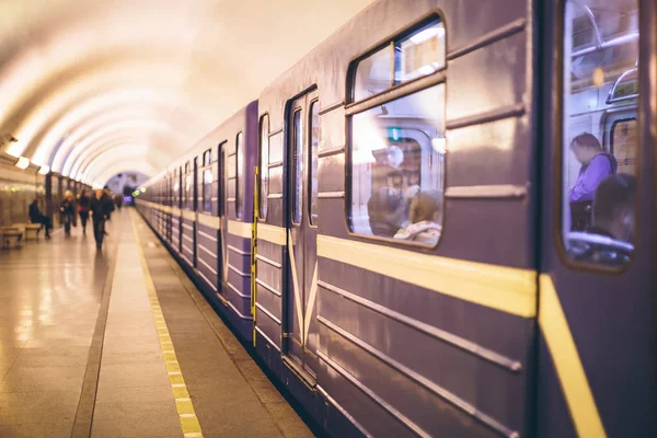 People on the platform in the subway — Stock Photo, Image