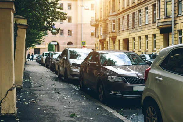 Geparkte Gebrauchtwagen stehen auf der Straße — Stockfoto