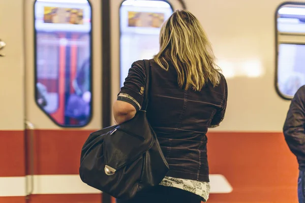 Personer i tunnelbanan i Europa — Stockfoto