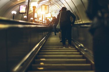 insanlar Avrupa'da metroda