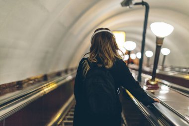 insanlar Avrupa'da metroda