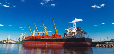 Nehir limanında eski büyük bir kargo gemisi