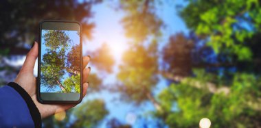 Kız Akıllı Telefon 'da Doğa Fotoğrafı Yapıyor