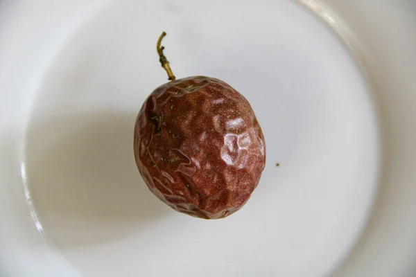 Uyuyan lezzetli tutku meyvesi beyaz tabakta