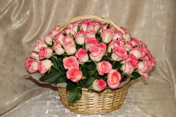 Bir buket güzel çiçek, bir sepet güzel pembe gül.