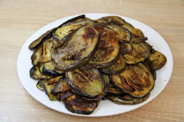 Beyaz bir tabak kızarmış patlıcan