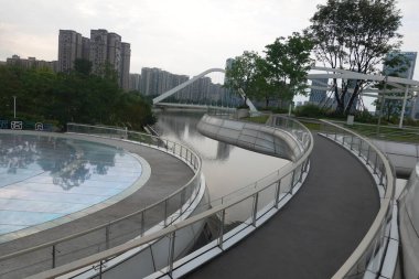 Bir tasarım ve doğa başyapıtı: The Jiaozi Pedestrian Köprüsü, Bu fotoğraf 8 Temmuz 2025 'te, Chengdu, Çin' de çekildi.