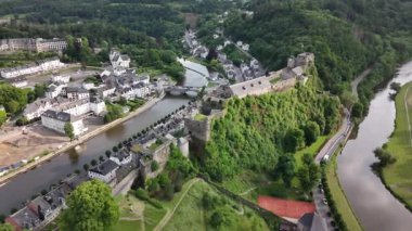 Ardennes 'in yemyeşil yeşilliğinin ortasında, Bouillon Şatosu tarihin bir kanıtı olarak gururla duruyor..