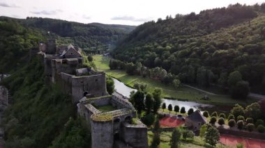 Bereketli yeşil Ardennes 'e yerleşmiş Bouillon Şatosu' nun nefes kesici güzelliğini keşfedin. Sıcak yaz havası doğaya hayat getirir ve manzaranın arasına macera davet eder..