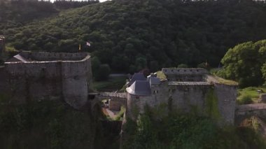 Canlı bir yaz günü, Ardennes 'in yemyeşil yeşilliklerinde yuva yapmış görkemli Bouillon Kalesi' ni keşfedin. Zengin tarih ve çarpıcı manzara mükemmel bir kaçış sağlar..