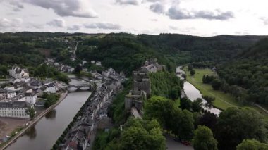 Belçika 'daki Ardennes' in yeşil tepelerine kurulmuş Bouillon Şatosu 'nun güzelliğine doğru bir yolculuk. Doğanın bu tarihi dönüm noktasında geliştiği bu canlı yaz atmosferini hissedin..