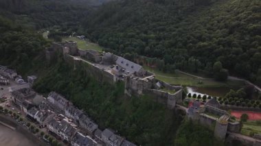 Ardennes 'te yemyeşil bir yeşillikle çevrili Bouillon Şatosu' nun çarpıcı güzelliğine dalın. Bu büyüleyici mekan yaz enerjisini ve zengin tarihi sergiliyor..
