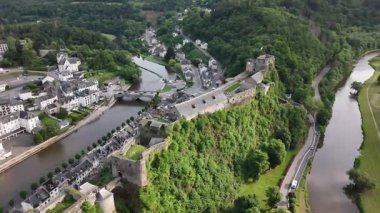 Bereketli Ardennes 'te geçen Bouillon Şatosu sizi zengin tarihini ve nefes kesici manzarasını keşfetmeye davet ediyor. Özellikle yazın sıcağında..