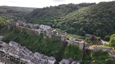 Bereketli yeşil Ardennes 'e yerleşen Bouillon Şatosu büyüleyici mimarisiyle yazın özünü yakalar..