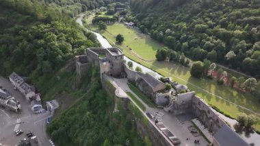 Belçika 'nın yemyeşil Ardennes' inde bulunan büyüleyici Bouillon Şatosu 'na hayran kaldım..