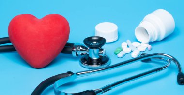 steteskop mavi arkaplanda kırmızı kalp.