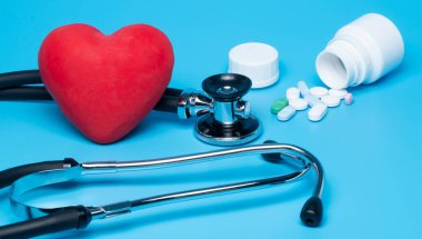 steteskop mavi arkaplanda kırmızı kalp.