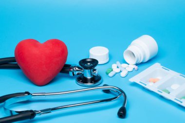 steteskop mavi arkaplanda kırmızı kalp.