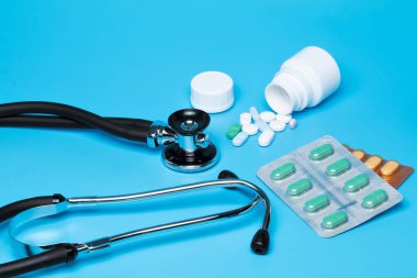 Mavi bir arka plan üzerinde izole tablet blister