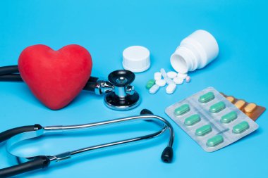 steteskop mavi arkaplanda kırmızı kalp.