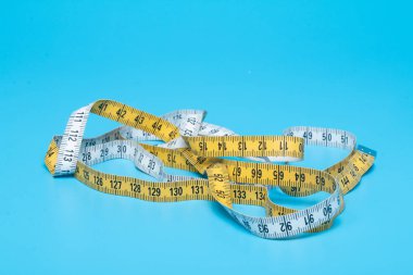Sarı beyaz terzi mezura ölçümleri ve ölçü almak