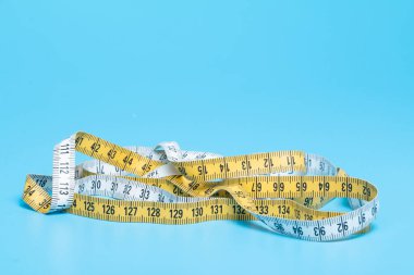Sarı beyaz terzi mezura ölçümleri ve ölçü almak