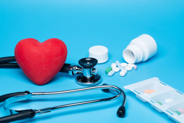 стетоскоп с красным сердцем на синем фоне