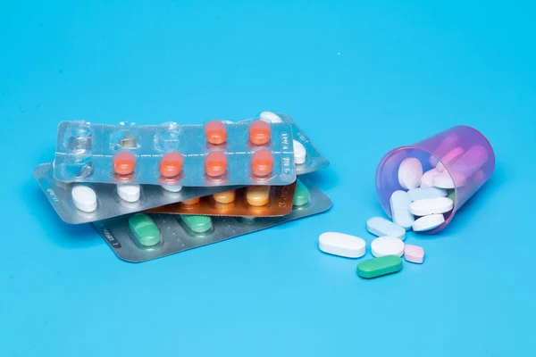 Tablettenblister Isoliert Auf Blauem Hintergrund — Stockfoto