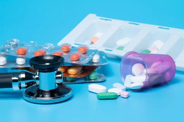 Blister Med Tabletter Isolerad Blå Bakgrund — Stockfoto