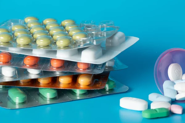 Blister Met Tabletten Geïsoleerd Een Blauwe Achtergrond — Stockfoto