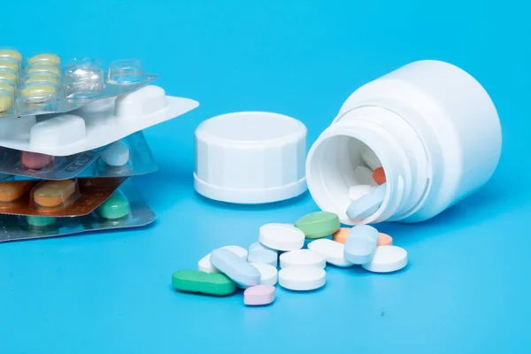 Blister Met Tabletten Geïsoleerd Een Blauwe Achtergrond — Stockfoto