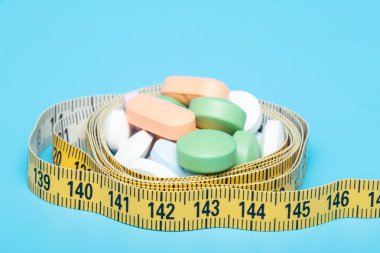 Mezura ve hap mavi bir arka plan üzerinde