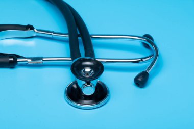 Mavi arka plan ile izole stetoskop, yakın çekim