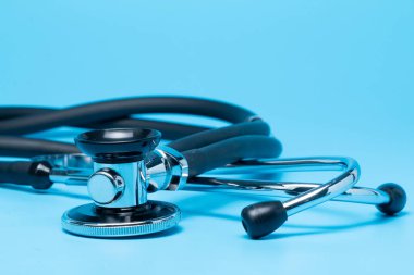 Mavi arka plan ile izole stetoskop, yakın çekim