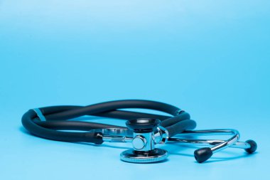 Mavi arka plan ile izole stetoskop, yakın çekim