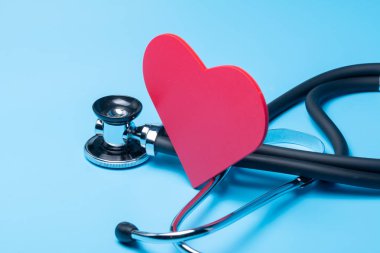 steteskop mavi arkaplanda kırmızı kalp.