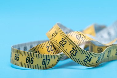 Sarı beyaz terzi mezura ölçümleri ve ölçü almak