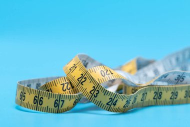 Sarı beyaz terzi mezura ölçümleri ve ölçü almak