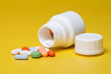 Blister üzerinde izole tablet bir arka plan ile