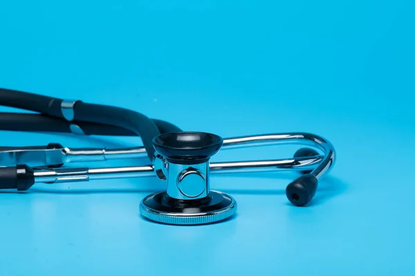 Stetoskop Szczegół Białym Tle Niebieskim Tle — Zdjęcie stockowe