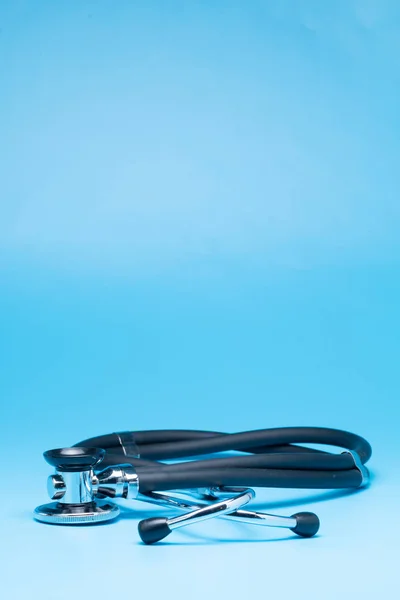 Stetoskop Närbild Isolerade Med Blå Bakgrund — Stockfoto