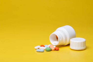 Blister üzerinde izole tablet bir arka plan ile