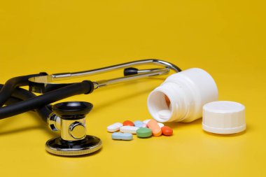 Hap ve sarı bir arka plan üzerinde stetoskop