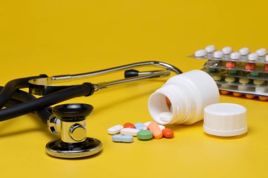 Hap ve sarı bir arka plan üzerinde stetoskop