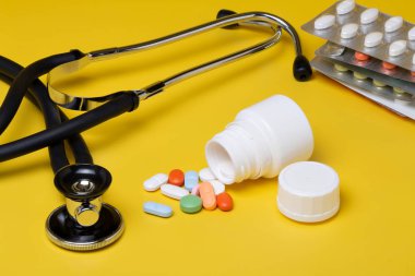 Hap ve sarı bir arka plan üzerinde stetoskop